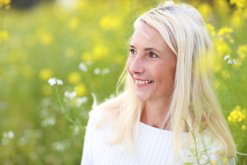 woman-smile-field