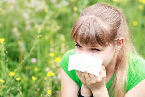 Allergies-woman-sneezing-outside